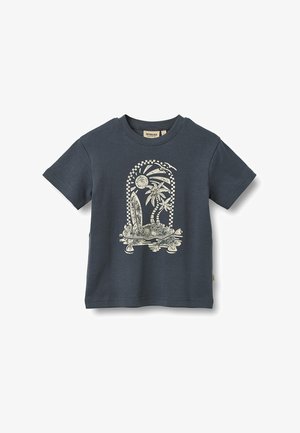Mørkeblå t-shirt med korte ærmer og grafik på forsiden med et hvidt surfbræt, palmer, sol og bølge fra havet.