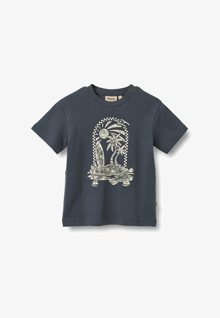 T-shirt bleu foncé à manches courtes avec un graphique blanc représentant une planche de surf, des palmiers, le soleil et une vague de l'océan sur le devant.