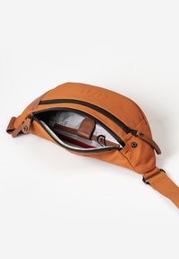 Borsa in nylon arancione con chiusura a zip e tracolla regolabile, dotata di un accento testurizzato e di una tasca interna ampia e decorata.