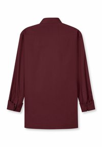 Langärmliges Hemd aus tiefburgunderfarbenem Stoff mit glatter Textur. Verfügt über einen klassischen Kragen und geknöpfte Manschetten sowie ein gerades Rückendesign.