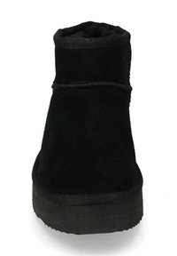 Stivale alla caviglia in suede nero con punta tonda, superficie testurizzata e suola in gomma. Presenta un morbido rivestimento interno e accenti cuciti.