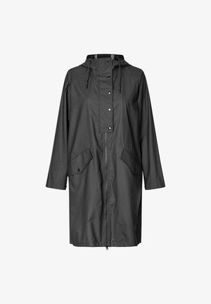 Cappotto impermeabile nero con cappuccio, chiusura frontale con zip e bottoni a pressione. Presenta due tasche laterali e un design comodo. Tessuto liscio.
