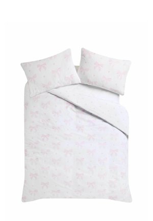 Juego de ropa de cama blanca con dos almohadas y una funda de edredón con un diseño de lazos rosa claro y pequeños corazones.