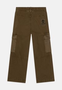 Olijfgroene cargo-broek met elastische tailleband, twee zijzakken en merklabel. Gemaakt van duurzaam katoen met gestikte accenten.
