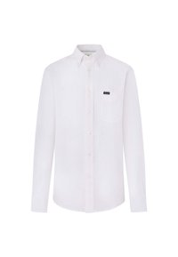 Camisa blanca de manga larga hecha de tela suave, con cuello de botón, que cuenta con un bolsillo en el pecho y una pequeña etiqueta de logo.