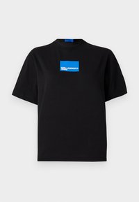 Černé bavlněné tričko s kulatým výstřihem, které má na přední straně modrý obdélníkový grafický znak s nápisem "KARL LAGERFELD JEANS".