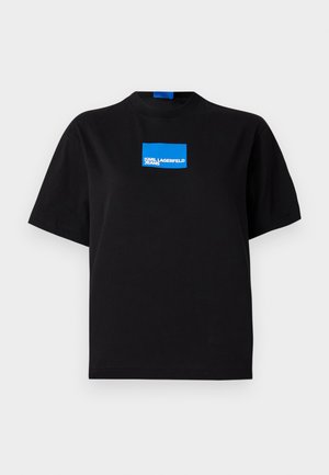 Zwarte katoenen t-shirt met ronde hals, voorzien van een blauwe rechthoekige grafische logo met de tekst "KARL LAGERFELD JEANS" aan de voorkant.