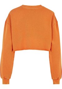 Sudadera naranja corta con mangas largas, escote redondo y detalle de dobladillo sin rematar. Textura de tela suave con acabado de color sólido.