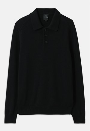 Melna adīta džemperis ar apkakli, trīs pogām un ribotām aprocēm. Iezīmē garas piedurknes un tekstūru audumu.