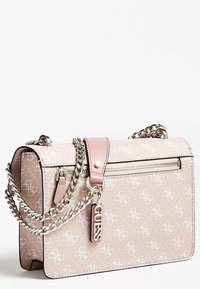 Světle růžová kabelka na rameno Guess s bílým logem, zlatým řetízkem, přední kapsou na zip a zavěšeným detailem s logem Guess.