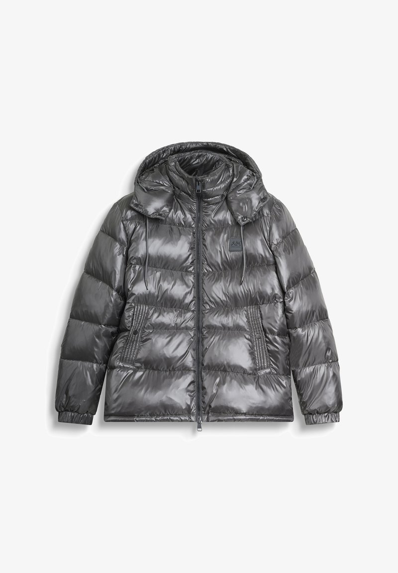 Chaqueta acolchada de color gris oscuro brillante con capucha desmontable, cremallera frontal, puños elásticos y dos bolsillos frontales con solapas abotonadas.