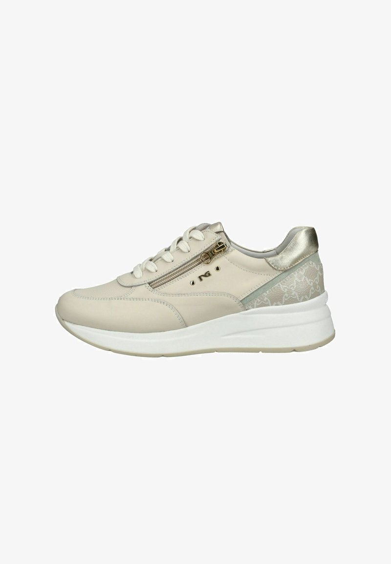 Baskets en cuir beige avec semelle blanche, fermeture éclair latérale, lacets à l'avant, accent métallique au talon et tissu à motif subtil près du talon.