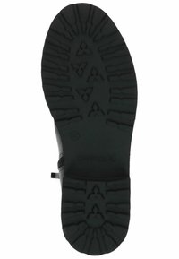 Suela de bota de goma negra con patrón de textura, que presenta ranuras y crestas para mayor tracción. Logo grabado en el área del talón.