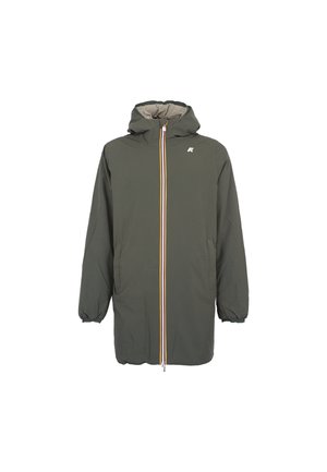 Giacca a vento verde scuro con cappuccio e orlo elasticizzato, tasche frontali e una zip colorata. Presenta un logo sul petto e una superficie liscia.