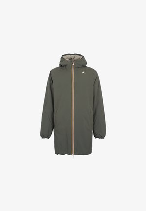 Ciemnozielona kurtka z kapturem z elastycznym dołem, kieszeniami z przodu i kolorowym zamkiem błyskawicznym. Posiada logo na klatce piersiowej i gładką teksturę.