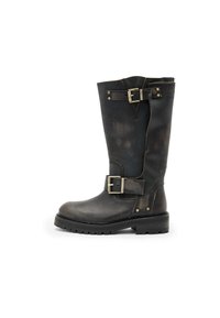Bota de cuero negro hasta la rodilla con hebillas, superficie texturizada, punta redondeada y suela resistente, diseñada para la durabilidad y el soporte.