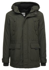 Olivengroene geïsoleerde jas met capuchon. Voorzien van drukknopen en ritssluitingen, twee voorzakken met klep en geribde manchetten. Gestructureerde stof.