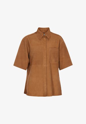 Camicia a maniche corte in suede marrone con colletto appuntito, chiusura frontale con bottoni e una tasca applicata sul petto a sinistra.