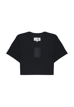 T-shirt cropped nera realizzata in morbido cotone. Presenta maniche corte e una grafica centrale con la scritta "MM6" in una tonalità più scura e discreta.