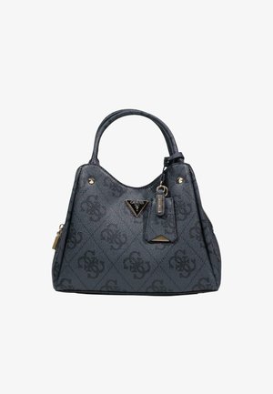 Bolso negro texturizado de Guess con dos asas, patrón de logotipo en relieve, placa triangular de metal con logotipo y etiqueta adjunta con detalles metálicos.