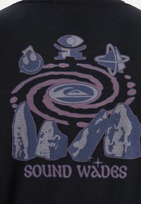 Zwarte t-shirt met een grafisch ontwerp met paarse en grijze elementen, waaronder stenen en symbolen zoals een oog, muzieknoot en planeten.