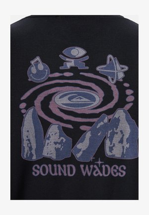 Zwarte t-shirt met een grafisch ontwerp met paarse en grijze elementen, waaronder stenen en symbolen zoals een oog, muzieknoot en planeten.