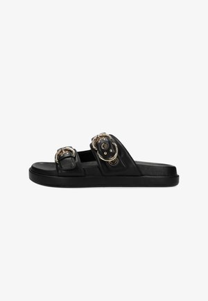 Sandales en cuir noir avec deux brides à boucles ornées d'accents dorés, semelle plate et texture lisse. Design moderne à bout ouvert.
