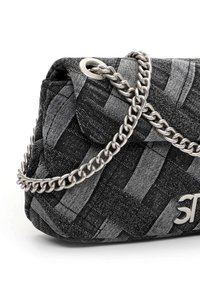 Borsa a tracolla tessuta nera e grigia con catena argentata, caratterizzata da motivi geometrici e un accento in metallo con il logo del marchio.