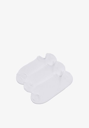 Trzy pary gładkich białych skarpetek za kostkę ułożonych ukośnie na białym tle.