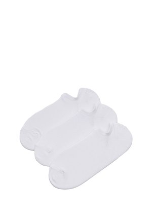 Trzy pary gładkich białych skarpetek za kostkę ułożonych ukośnie na białym tle.