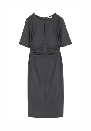 Vestito grigio scuro in tessuto strutturato. Ha maniche corte, scollo tondo e dettagli arricciati in vita, con una chiusura a cerniera sul retro.
