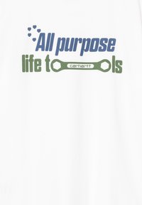 Biała koszulka z niebieskim i zielonym graficznym napisem "Narzędzia do życia w każdej sytuacji" wraz z ilustracją klucza.