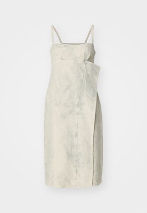 Heled beež kleit ilma varrukateta, keha lähedane lõige, asümmeetriline ümbermähis ja sile tekstuur. Keskmise pikkusega, õhukeste rihmadega.