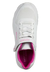 Scarpa da ginnastica bianca con design perforato. Presenta lacci bianchi piatti e accenti rosa all'interno e sull'etichetta laterale. Soletta interna imbottita.