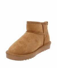 Stivaletti alla caviglia in suede beige con punta tonda, cuciture minime e suola in gomma. Presentano un gambale corto e morbido per un facile accesso.