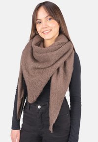 Braunes dreieckiges Halstuch aus weichem, strukturiertem Stoff, um den Hals drapiert. Die Enden haben einen leichten Fransenrand. Getragen zu einem dunklen Oberteil.