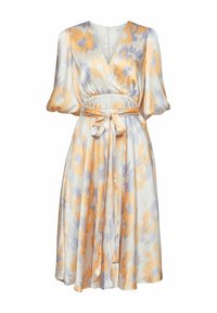 Robe portefeuille en tissu léger avec un motif floral orange et violet clair sur fond blanc ; présente des manches courtes bouffantes et une taille à nouer.