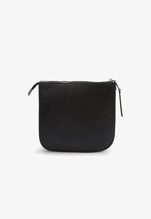 Črn usnjen žep s gladko teksturo, zaobljenimi robovi, zadrgo na vrhu in majhno zanko na strani.