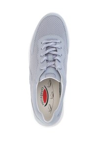 Hellgraue Sportschuhe mit einem atmungsaktiven Mesh-Obermaterial, runder Zehenpartie, flachen Schnürsenkeln und einer gepolsterten Innensohle mit einem dezenten Logo-Design.