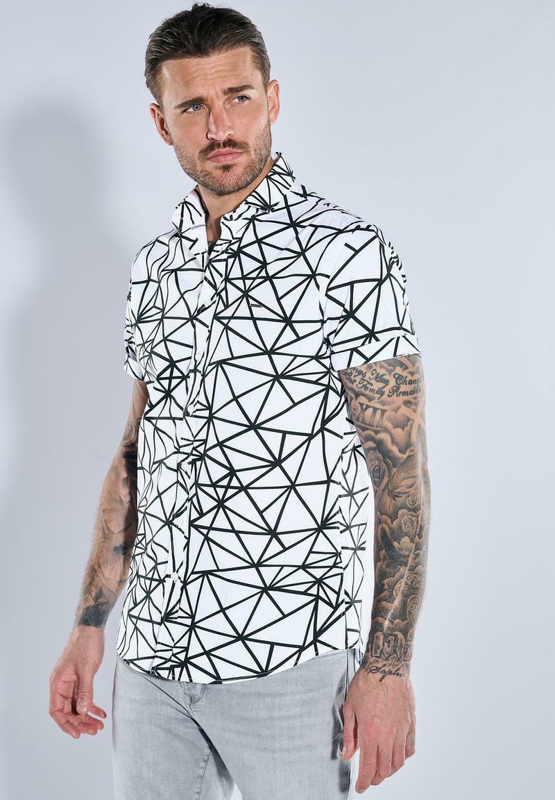 Kurzärmliges Hemd mit Knopfleiste aus weißem Stoff mit einem schwarzen geometrischen Muster, ausgestattet mit einem spitzen Kragen und normalem Schnitt.