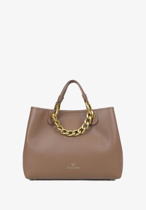 Borsa a tracolla in pelle marrone con una superficie liscia, dotata di un manico in catena dorata e logo impresso sul davanti.