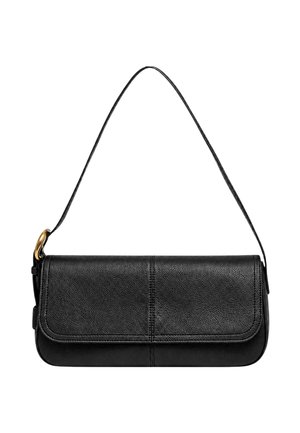 Borsa a tracolla in pelle nera con chiusura a patta, superficie testurizzata, tracolla sottile e dettaglio fibbia dorata su un lato.