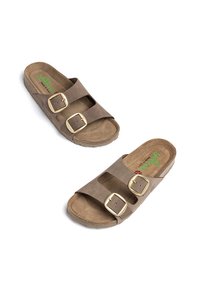 Sandali in finta pelle marrone con due cinturini regolabili, fibbie dorate e un sottopiede testurizzato per il comfort. Design con suola piatta.