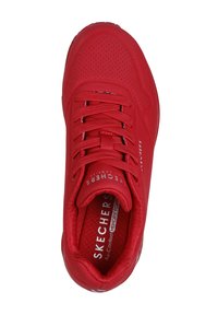 Rote Skechers-Sneaker mit einem glatten, perforierten Obermaterial, Mesh-Akzenten, gepolstertem Kragen und Schnürdesign. Verfügt über eine strukturierte Innensohle für zusätzlichen Komfort.
