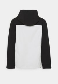 Kapsáčová bunda s černou horní částí a bílou spodní částí, s hladkou texturou a dlouhými rukávy.