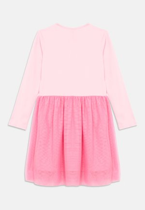 Vestito a maniche lunghe con corpetto rosa solido e gonna di tulle arricciata in una tonalità di rosa più chiara, con scollo rotondo e texture morbida.