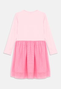 Langærmet kjole med en ensfarvet lyserød overdel og et indsamlet tylskørt i en lysere lyserød nuance, med rund halsudskæring og blød tekstur.