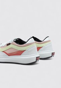 Zapatillas blancas con acentos en rosa, verde y rojo. Fabricadas con malla y ante. Cuentan con una suela gruesa y la etiqueta "ULTRARANGE" en el lateral.