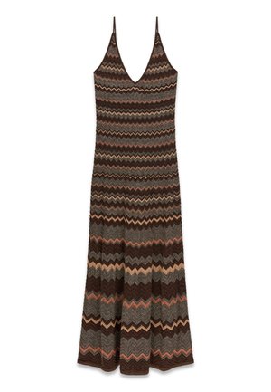Mouwloze gebreide maxi-jurk met V-hals en zigzagpatroon in bruin, grijs, beige en gedempte roesttinten.