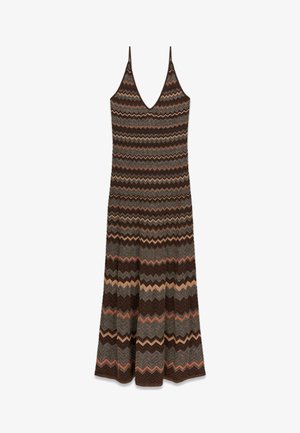 Mouwloze gebreide maxi-jurk met V-hals en zigzagpatroon in bruin, grijs, beige en gedempte roesttinten.